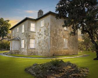 Hacienda del Rio River Home - Bandera - Gebouw