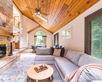 Luxe Ski Chalet | Hot tub, Fire pit & Game room - McGaheysville - Living room