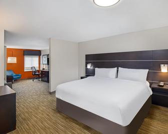 Holiday Inn Express & Suites Locust Grove - Locust Grove - Bedroom