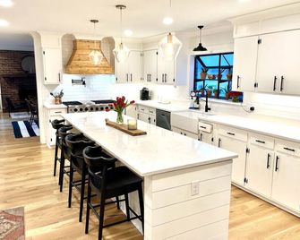 Masters Rental- Farmhouse with pool, covered patio, & 2 turf greens. - Harlem - Kitchen