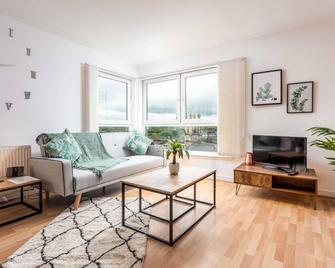 Walker Suite No54 - Donnini Apartments - Kilmarnock - Living room