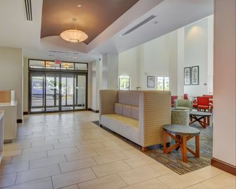 Holiday Inn Express & Suites Tampa -Usf-Busch Gardens By IHG - Tampa - Building