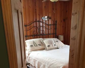 Cozy cabin in the Irish Hills, lake access - Brooklyn - Bedroom