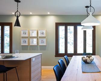 Meadow House with Geodesic Dome & Jacuzzi - Saint-Basile-le-Grand - Dining room