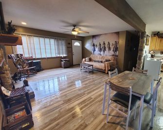 Rustic 3 Bedroom House- Classic West Virginia Mountain View - Clendenin - Dining room