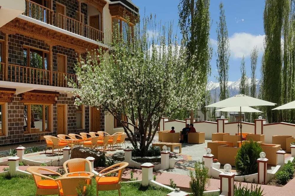 هوتل لهالينجكا - ليه - شرفة مرصوفة