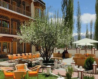 Hotel Lhalingkha - לה - פטיו