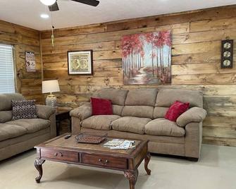 The Crappie-2 bedroom cabin with spacious parking - Grenada - Living room