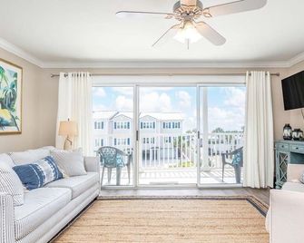 Summer Winds 528 - Tybee Island - Living room