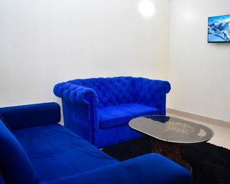 Marie's 1br near Sarovawoodlands - Nakuru - Living room