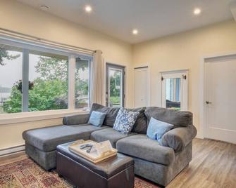 Seaside Serenity: Your 1-Bedroom Escape in Brentwood Bay - Brentwood Bay - Living room