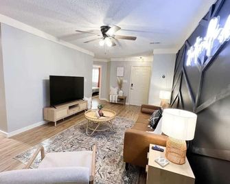 The Cozy Bohemian in Mid-City! - Huntsville - Living room