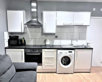 Spacious 1 Bedroom Flat - High Wycombe - Kitchen