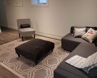Newly renovated, bright 1bdrm, sleeps 4 basement suite. Kitchen, Wifi, Netflix - Toronto - Living room