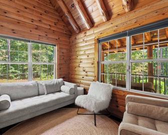 Log Cabin Retreat - Monroe - Living room