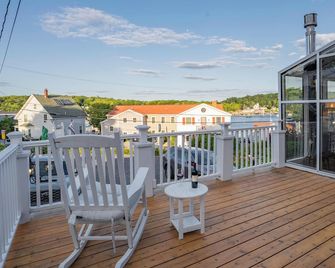 Boothbay Harbor King Suite - Room 16 at AQ Inn - Boothbay Harbor - Balkon