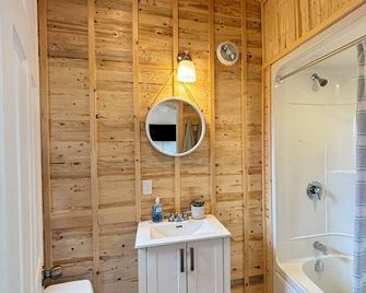 High Tide Hideaway: Tiny Home Retreat 8 min from Lawrencetown Beach - Lawrencetown