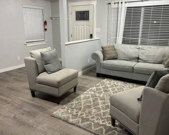 3-bedroom Seaview Beach Cottage apartment - Seaview - Living room