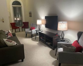 The Lofty Owl - Updated historical apartment in quaint downtown Hillsdale - Hillsdale - Living room