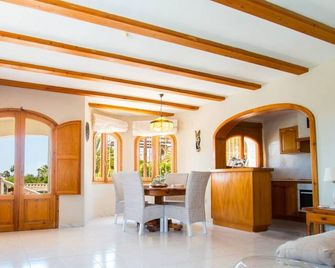 Home Sea&dreams Niceview - คัลพี - ห้องอาหาร