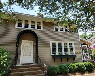 Yorktown - 3 quaint private rooms and bath for 1 group/party. - Yorktown - Building