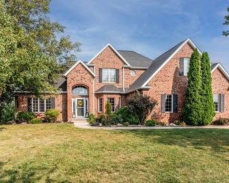 Luxury Home on 4th fairway of country club! Golf Getaway. Quality throughout. - Harlan - Building