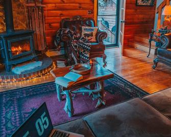 Secluded Log Cabin in Catskills with jacuzzi and mountain/lake view - Stamford - Sala de estar