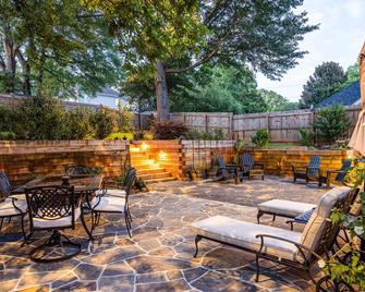Cozy house with hot tub, fireplace + walking distance to Zoo Atlanta - Atlanta - Patio