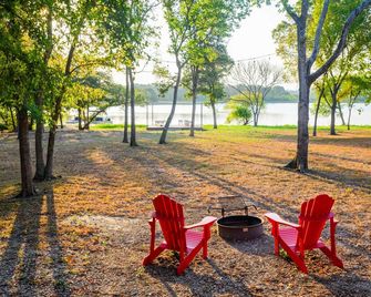 Premium Lakefront Cabin 3 The Firefly - Bastrop - Patio