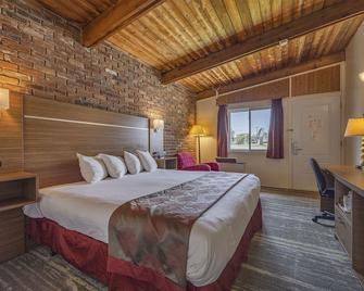 Ramada by Wyndham Gananoque Provincial Inn - Gananoque - Bedroom