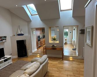 Charming Cottage In Beautiful Howth, 25 Minutes From Dublin City Center - Howth - Sala de estar