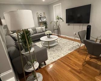Entire \n2 BedRoom Duplex home walk to Hofstra University and Nassau Coliseum - Uniondale - Living room