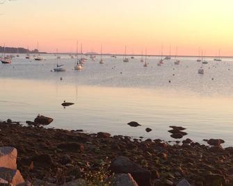 Beautiful South End home, 5 minute walk to downtown and beach! - Rockland - Beach