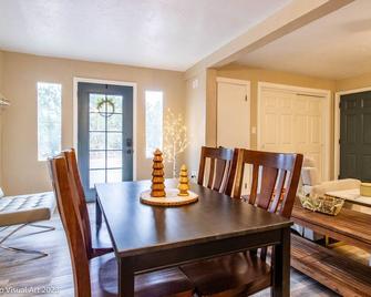 Spacious 1-BR Home w/ King Bed near Yosemite - Ahwahnee - Dining room