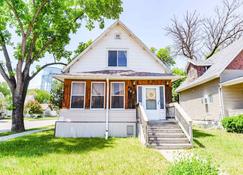 Unique Two Story with a Vintage Flare - Fargo - Edificio