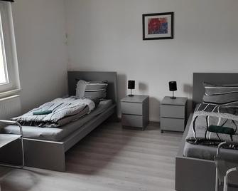 Monteurwohnung 'Bora' bis 10 Personen mit Parkplätzen und WLAN und Grill - Veitshöchheim - Schlafzimmer