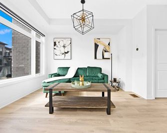 Charming Townhouse Retreat Near Nordic Spa - Whitby - Living room