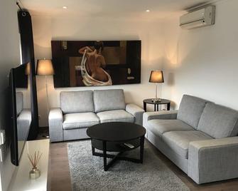 Beautiful house in Vale do Lobo Resort, by the beach (walking 5m) - Almancil - Wohnzimmer