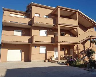 Holiday apartment with air conditioning - Lopar - Edificio