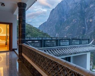 Tina's Youth Hostel - Lijiang - Balcón
