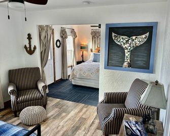 Lakefront House, Sleeps 20, Great for Family Gatherings, One hour from Tulsa - Afton - Living room