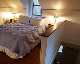 Historic Farmette - The Chicken Coop Inn - Pell Lake - Bedroom