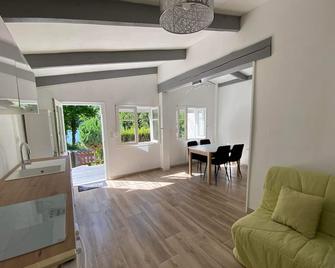 Maison bord de lac de charmes - Bannes - Sala de estar