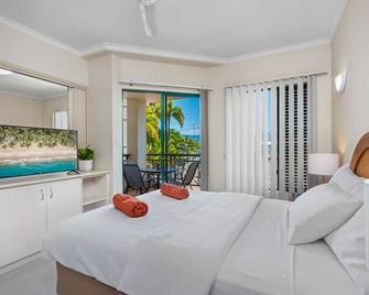 Cairns City Family Apartment - Wifi -Netflix - Pool - Cairns North - Bedroom