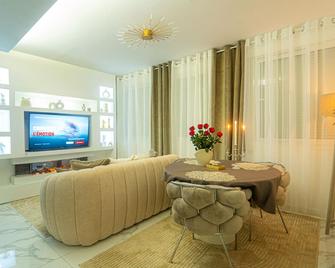 Luxueux Appartement Jacuzzi proche de Paris - La Celle-Saint-Cloud - Restaurant