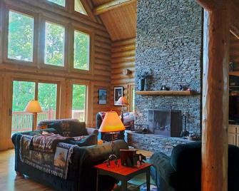 Blowing Rock Fabulous Log Cabin with Great Views. Upscale newer large home - Lenoir - Living room