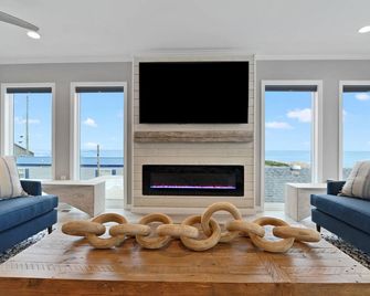 Spectacular Views New Waterfront Home, steps to the sand, in a sleepy beach town - Frederica - Living room