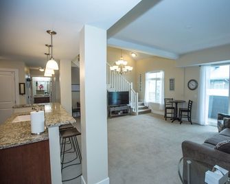 Two bed two bath plus loft condo in Grand Haven - Grand Haven - Living room