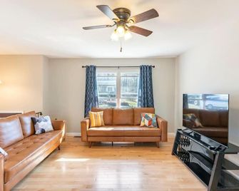 Cozy & Safe - 6 beds - mins from shopping &stores - Fenton - Living room