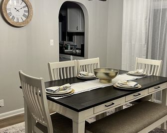 2 bedroom getaway in the heart of Mill Creek Park just a block from Newport Lake - Youngstown - Essbereich